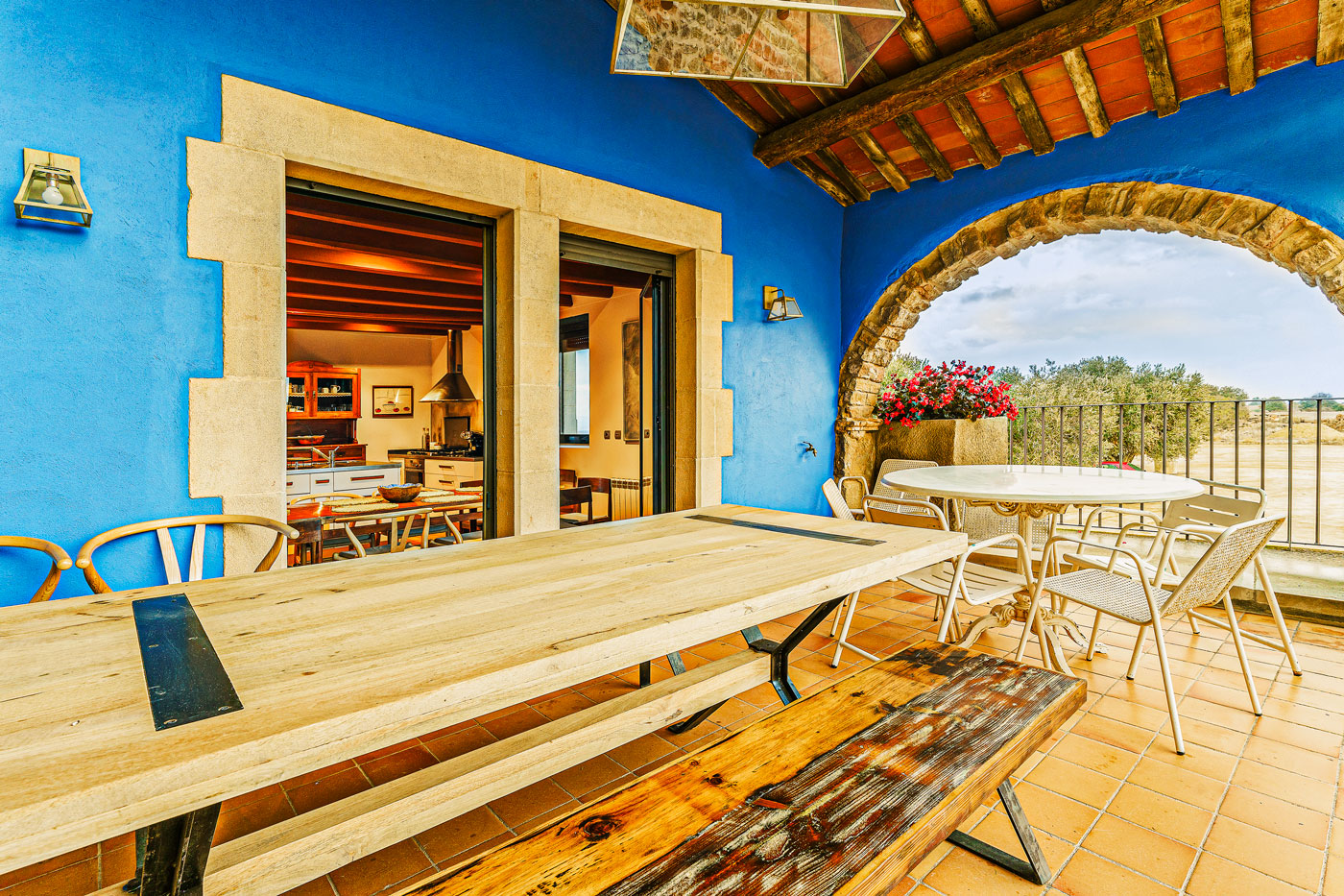 Porche con mobiliario junto a cocina